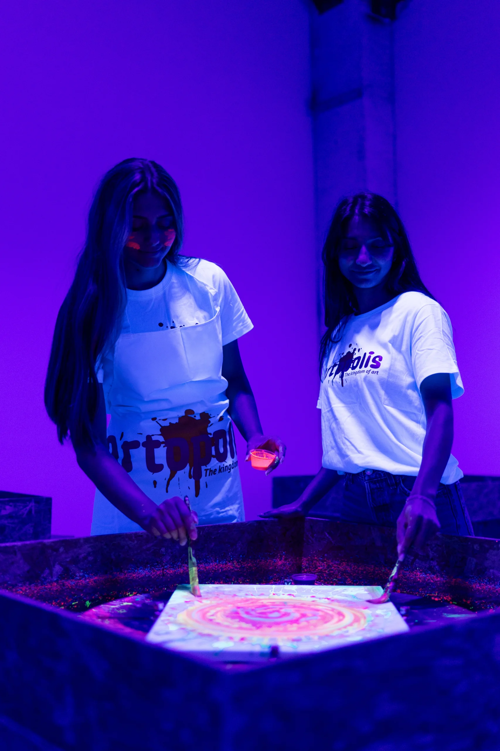 Spinning Table experience – spin the canvases with unique hand-held machines in Artopolis